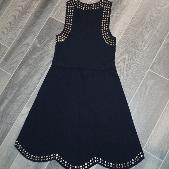 Elegant Black Dress with Gold Accents - Picture 4 of 5